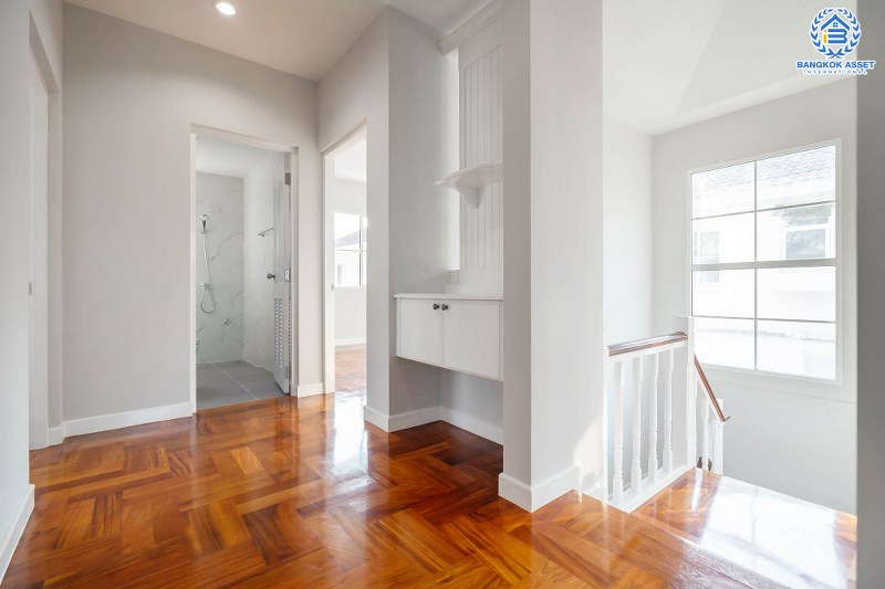 บ้านมือสองตกแต่งใหม่ คุณภาพLH โครงการ มัณฑนา ปิ่นเกล้า-พระราม5 บรรยากาศเงียบสงบ มีความเป็นส่วนตัว ด้วยหน้าบ้านไม่ติดใคร เนื้อที่ 58 ตร.ว. ฟังก์ชั่น 3 ห้องนอน 3 ห้องน้ำ 2 ที่จอดรถ facility ครบครัน! บนทำเลเดินทางสะดวก หน้าโครงการติดถนนนครอินทร์ ใกล้วงเวียนพระราม5 และจุดขึ้นทางด่วน "ศรีรัช"