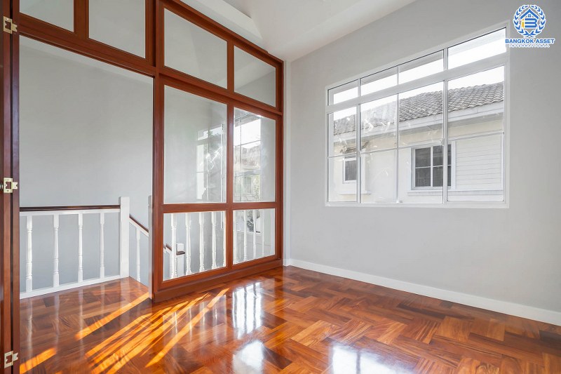 บ้านมือสองตกแต่งใหม่ คุณภาพLH โครงการ มัณฑนา ปิ่นเกล้า-พระราม5 บรรยากาศเงียบสงบ มีความเป็นส่วนตัว ด้วยหน้าบ้านไม่ติดใคร เนื้อที่ 58 ตร.ว. ฟังก์ชั่น 3 ห้องนอน 3 ห้องน้ำ 2 ที่จอดรถ facility ครบครัน! บนทำเลเดินทางสะดวก หน้าโครงการติดถนนนครอินทร์ ใกล้วงเวียนพระราม5 และจุดขึ้นทางด่วน "ศรีรัช"