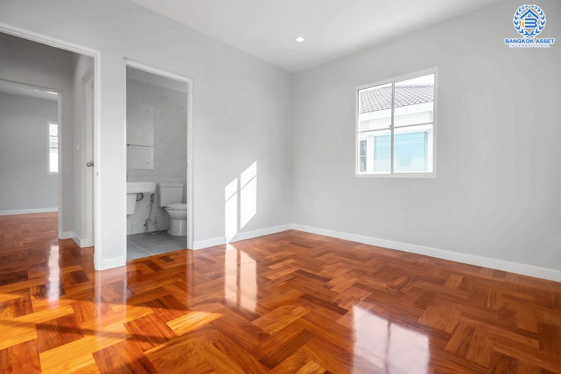 บ้านมือสองตกแต่งใหม่ คุณภาพLH โครงการ มัณฑนา ปิ่นเกล้า-พระราม5 บรรยากาศเงียบสงบ มีความเป็นส่วนตัว ด้วยหน้าบ้านไม่ติดใคร เนื้อที่ 58 ตร.ว. ฟังก์ชั่น 3 ห้องนอน 3 ห้องน้ำ 2 ที่จอดรถ facility ครบครัน! บนทำเลเดินทางสะดวก หน้าโครงการติดถนนนครอินทร์ ใกล้วงเวียนพระราม5 และจุดขึ้นทางด่วน "ศรีรัช"