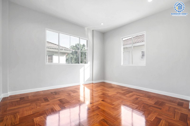 บ้านมือสองตกแต่งใหม่ คุณภาพLH โครงการ มัณฑนา ปิ่นเกล้า-พระราม5 บรรยากาศเงียบสงบ มีความเป็นส่วนตัว ด้วยหน้าบ้านไม่ติดใคร เนื้อที่ 58 ตร.ว. ฟังก์ชั่น 3 ห้องนอน 3 ห้องน้ำ 2 ที่จอดรถ facility ครบครัน! บนทำเลเดินทางสะดวก หน้าโครงการติดถนนนครอินทร์ ใกล้วงเวียนพระราม5 และจุดขึ้นทางด่วน "ศรีรัช"