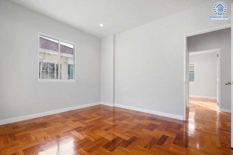 บ้านมือสองตกแต่งใหม่ คุณภาพLH โครงการ มัณฑนา ปิ่นเกล้า-พระราม5 บรรยากาศเงียบสงบ มีความเป็นส่วนตัว ด้วยหน้าบ้านไม่ติดใคร เนื้อที่ 58 ตร.ว. ฟังก์ชั่น 3 ห้องนอน 3 ห้องน้ำ 2 ที่จอดรถ facility ครบครัน! บนทำเลเดินทางสะดวก หน้าโครงการติดถนนนครอินทร์ ใกล้วงเวียนพระราม5 และจุดขึ้นทางด่วน "ศรีรัช"