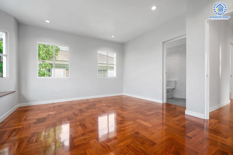 บ้านมือสองตกแต่งใหม่ คุณภาพLH โครงการ มัณฑนา ปิ่นเกล้า-พระราม5 บรรยากาศเงียบสงบ มีความเป็นส่วนตัว ด้วยหน้าบ้านไม่ติดใคร เนื้อที่ 58 ตร.ว. ฟังก์ชั่น 3 ห้องนอน 3 ห้องน้ำ 2 ที่จอดรถ facility ครบครัน! บนทำเลเดินทางสะดวก หน้าโครงการติดถนนนครอินทร์ ใกล้วงเวียนพระราม5 และจุดขึ้นทางด่วน "ศรีรัช"