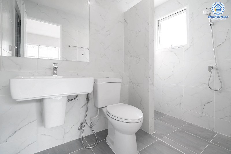 บ้านมือสองตกแต่งใหม่ คุณภาพLH โครงการ มัณฑนา ปิ่นเกล้า-พระราม5 บรรยากาศเงียบสงบ มีความเป็นส่วนตัว ด้วยหน้าบ้านไม่ติดใคร เนื้อที่ 58 ตร.ว. ฟังก์ชั่น 3 ห้องนอน 3 ห้องน้ำ 2 ที่จอดรถ facility ครบครัน! บนทำเลเดินทางสะดวก หน้าโครงการติดถนนนครอินทร์ ใกล้วงเวียนพระราม5 และจุดขึ้นทางด่วน "ศรีรัช"