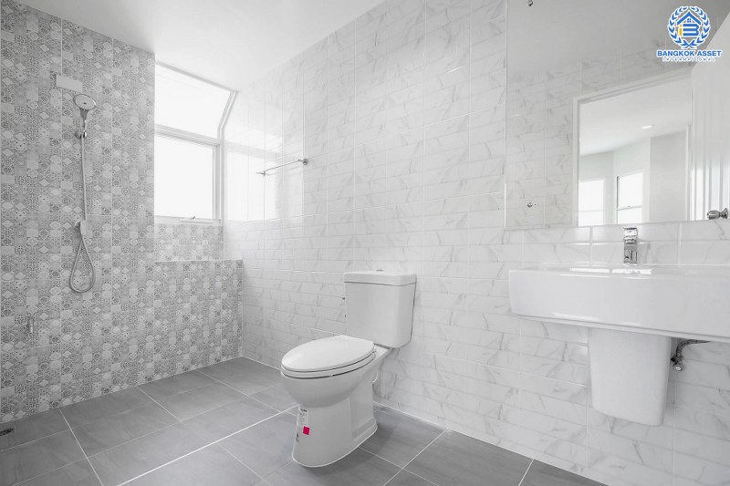 บ้านมือสองตกแต่งใหม่ คุณภาพLH โครงการ มัณฑนา ปิ่นเกล้า-พระราม5 บรรยากาศเงียบสงบ มีความเป็นส่วนตัว ด้วยหน้าบ้านไม่ติดใคร เนื้อที่ 58 ตร.ว. ฟังก์ชั่น 3 ห้องนอน 3 ห้องน้ำ 2 ที่จอดรถ facility ครบครัน! บนทำเลเดินทางสะดวก หน้าโครงการติดถนนนครอินทร์ ใกล้วงเวียนพระราม5 และจุดขึ้นทางด่วน "ศรีรัช"