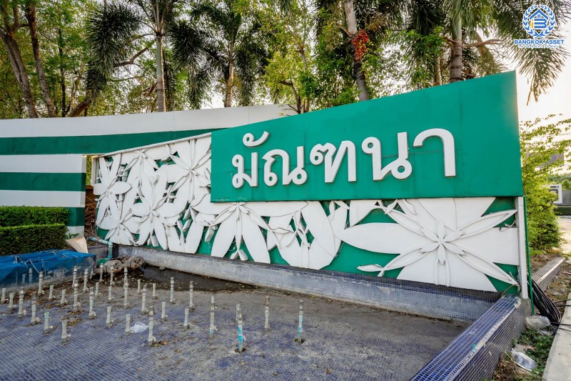 บ้านมือสองตกแต่งใหม่ คุณภาพLH โครงการ มัณฑนา ปิ่นเกล้า-พระราม5 บรรยากาศเงียบสงบ มีความเป็นส่วนตัว ด้วยหน้าบ้านไม่ติดใคร เนื้อที่ 58 ตร.ว. ฟังก์ชั่น 3 ห้องนอน 3 ห้องน้ำ 2 ที่จอดรถ facility ครบครัน! บนทำเลเดินทางสะดวก หน้าโครงการติดถนนนครอินทร์ ใกล้วงเวียนพระราม5 และจุดขึ้นทางด่วน "ศรีรัช"