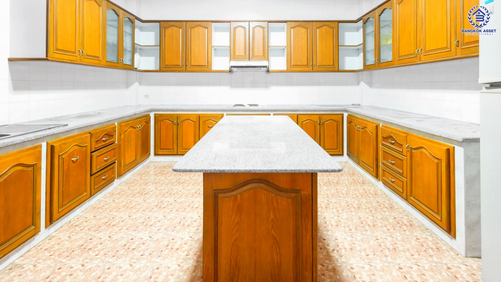 บ้านเดี่ยวมือสอง ที่ดินใหญ่ 207 ตร.ว. ม.กฤษดานคร20 ติดถนนบรมราชชนนี ฟังก์ชั่น 5 ห้องนอน 4 ห้องน้ำ จอดรถได้ 6 คัน พร้อมเฟอร์ฯบิ้วท์อินทั้งหลัง บนทำเลเดินทางสะดวก เพียง 10 นาทีถึงเซ็นทรัลปิ่นเกล้า ราคาพิเศษสุดๆ!