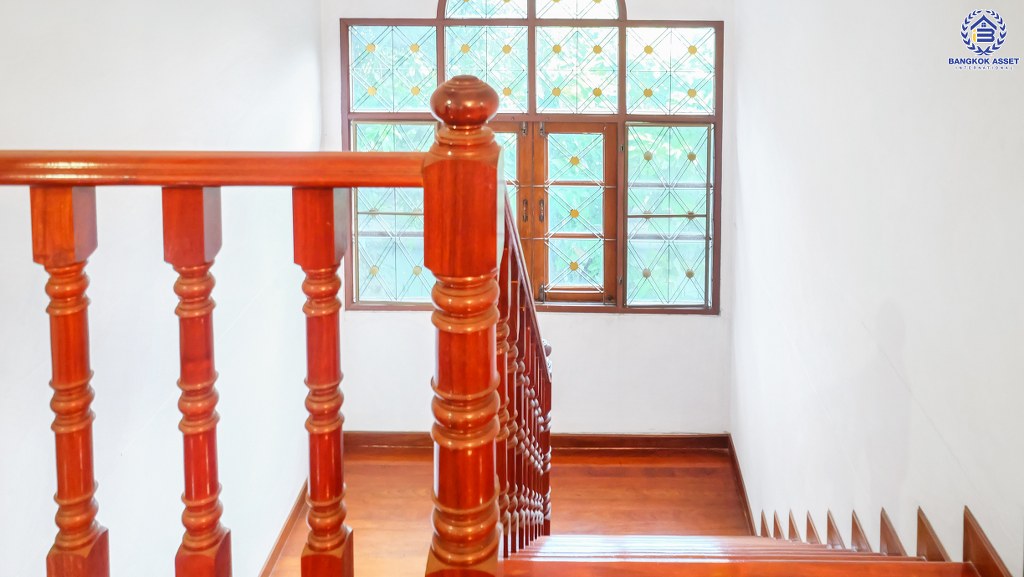 บ้านเดี่ยวมือสอง ที่ดินใหญ่ 207 ตร.ว. ม.กฤษดานคร20 ติดถนนบรมราชชนนี ฟังก์ชั่น 5 ห้องนอน 4 ห้องน้ำ จอดรถได้ 6 คัน พร้อมเฟอร์ฯบิ้วท์อินทั้งหลัง บนทำเลเดินทางสะดวก เพียง 10 นาทีถึงเซ็นทรัลปิ่นเกล้า ราคาพิเศษสุดๆ!