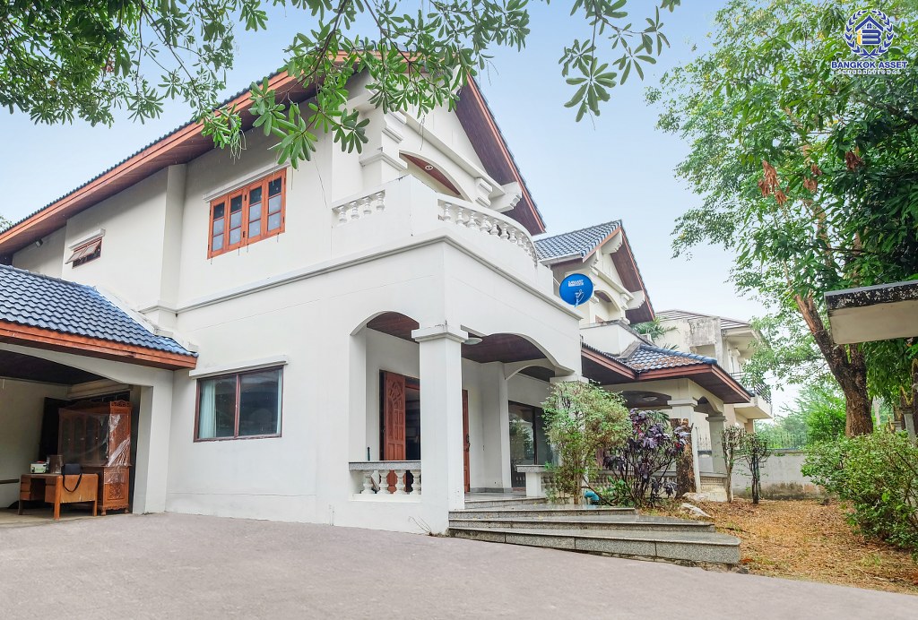 บ้านเดี่ยวมือสอง ที่ดินใหญ่ 207 ตร.ว. ม.กฤษดานคร20 ติดถนนบรมราชชนนี ฟังก์ชั่น 5 ห้องนอน 4 ห้องน้ำ จอดรถได้ 6 คัน พร้อมเฟอร์ฯบิ้วท์อินทั้งหลัง บนทำเลเดินทางสะดวก เพียง 10 นาทีถึงเซ็นทรัลปิ่นเกล้า ราคาพิเศษสุดๆ!