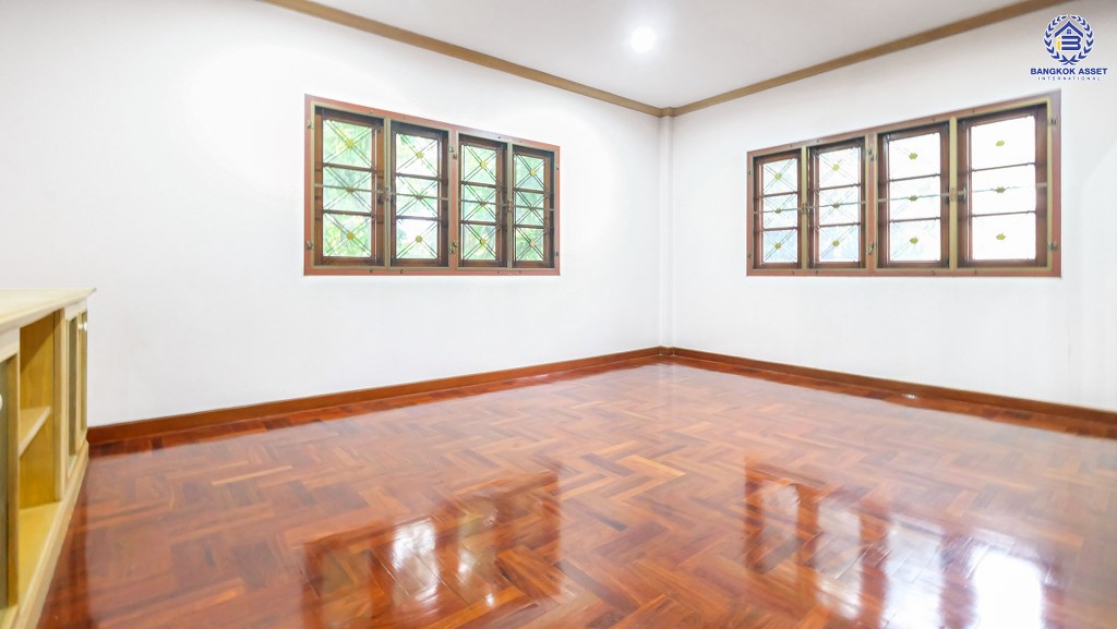 บ้านเดี่ยวมือสอง ที่ดินใหญ่ 207 ตร.ว. ม.กฤษดานคร20 ติดถนนบรมราชชนนี ฟังก์ชั่น 5 ห้องนอน 4 ห้องน้ำ จอดรถได้ 6 คัน พร้อมเฟอร์ฯบิ้วท์อินทั้งหลัง บนทำเลเดินทางสะดวก เพียง 10 นาทีถึงเซ็นทรัลปิ่นเกล้า ราคาพิเศษสุดๆ!