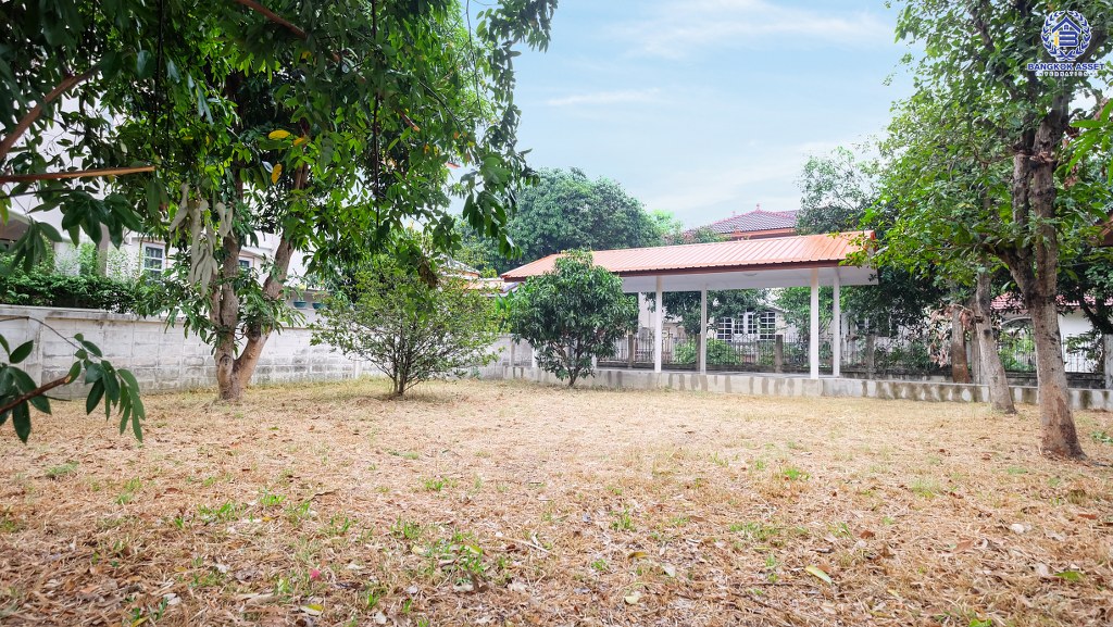 บ้านเดี่ยวมือสอง ที่ดินใหญ่ 207 ตร.ว. ม.กฤษดานคร20 ติดถนนบรมราชชนนี ฟังก์ชั่น 5 ห้องนอน 4 ห้องน้ำ จอดรถได้ 6 คัน พร้อมเฟอร์ฯบิ้วท์อินทั้งหลัง บนทำเลเดินทางสะดวก เพียง 10 นาทีถึงเซ็นทรัลปิ่นเกล้า ราคาพิเศษสุดๆ!