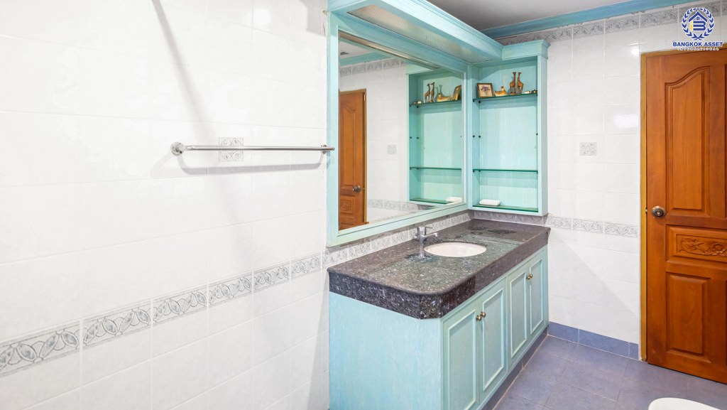 บ้านเดี่ยวมือสอง ที่ดินใหญ่ 207 ตร.ว. ม.กฤษดานคร20 ติดถนนบรมราชชนนี ฟังก์ชั่น 5 ห้องนอน 4 ห้องน้ำ จอดรถได้ 6 คัน พร้อมเฟอร์ฯบิ้วท์อินทั้งหลัง บนทำเลเดินทางสะดวก เพียง 10 นาทีถึงเซ็นทรัลปิ่นเกล้า ราคาพิเศษสุดๆ!