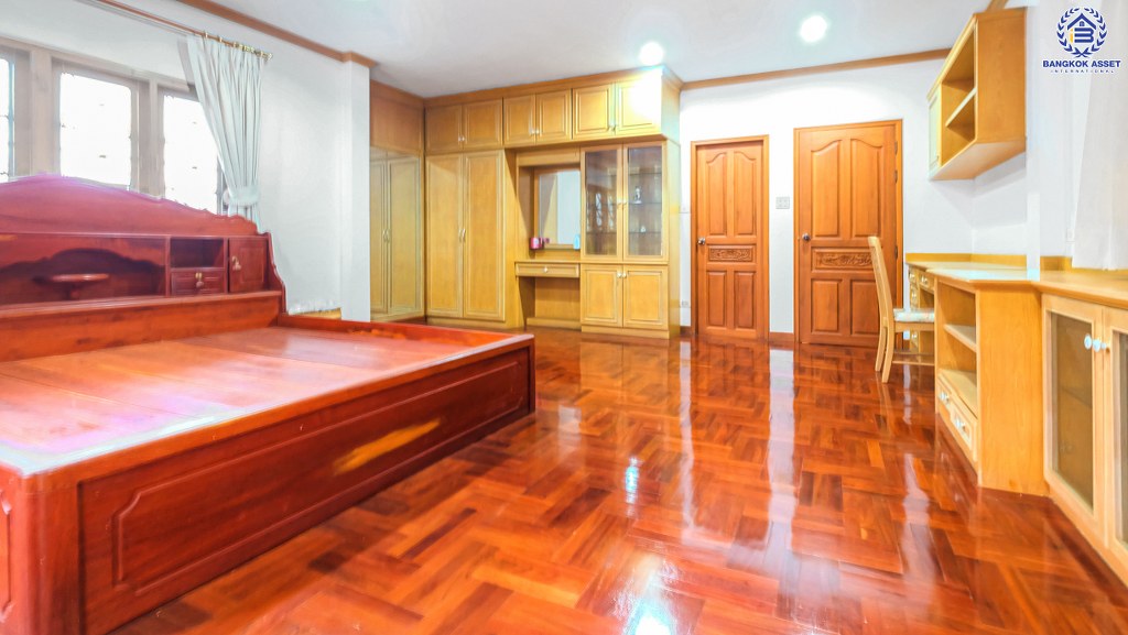 บ้านเดี่ยวมือสอง ที่ดินใหญ่ 207 ตร.ว. ม.กฤษดานคร20 ติดถนนบรมราชชนนี ฟังก์ชั่น 5 ห้องนอน 4 ห้องน้ำ จอดรถได้ 6 คัน พร้อมเฟอร์ฯบิ้วท์อินทั้งหลัง บนทำเลเดินทางสะดวก เพียง 10 นาทีถึงเซ็นทรัลปิ่นเกล้า ราคาพิเศษสุดๆ!