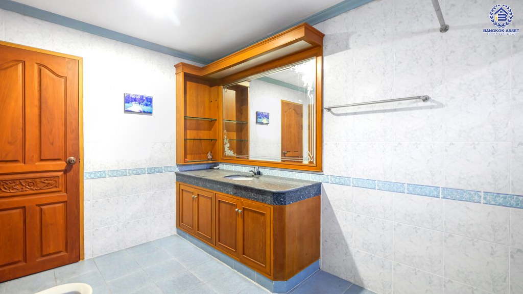 บ้านเดี่ยวมือสอง ที่ดินใหญ่ 207 ตร.ว. ม.กฤษดานคร20 ติดถนนบรมราชชนนี ฟังก์ชั่น 5 ห้องนอน 4 ห้องน้ำ จอดรถได้ 6 คัน พร้อมเฟอร์ฯบิ้วท์อินทั้งหลัง บนทำเลเดินทางสะดวก เพียง 10 นาทีถึงเซ็นทรัลปิ่นเกล้า ราคาพิเศษสุดๆ!