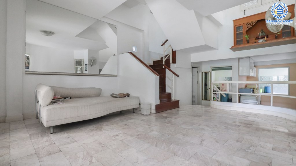 ทาวน์เฮ้าส์มือสองนนทบุรี 3 ชั้น ใกล้สนามบินดอนเมือง ม.เศรณี ดอนเมือง-สรงประภา ต่อเติมครัว โรงรถ พร้อมอยู่ เนื้อที่ 27.5 ตร.ว. ฟังก์ชั่น 4 ห้องนอน 3 ห้องน้ำ บนทำเลเดินทางสะดวก เชื่อมสู่ทางด่วนศรีสมาน และรถไฟฟ้าสายสีแดง...