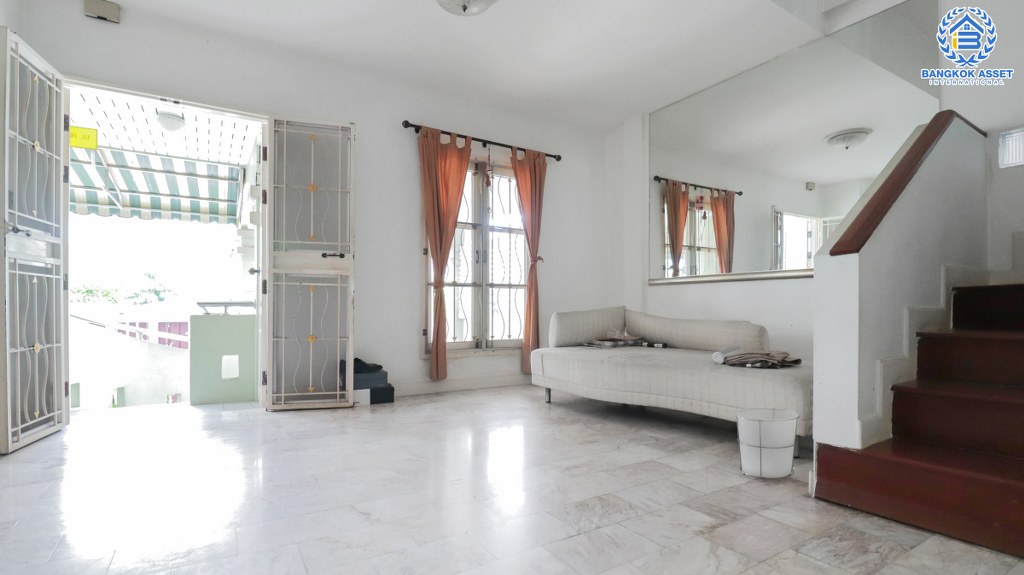 ทาวน์เฮ้าส์มือสองนนทบุรี 3 ชั้น ใกล้สนามบินดอนเมือง ม.เศรณี ดอนเมือง-สรงประภา ต่อเติมครัว โรงรถ พร้อมอยู่ เนื้อที่ 27.5 ตร.ว. ฟังก์ชั่น 4 ห้องนอน 3 ห้องน้ำ บนทำเลเดินทางสะดวก เชื่อมสู่ทางด่วนศรีสมาน และรถไฟฟ้าสายสีแดง...