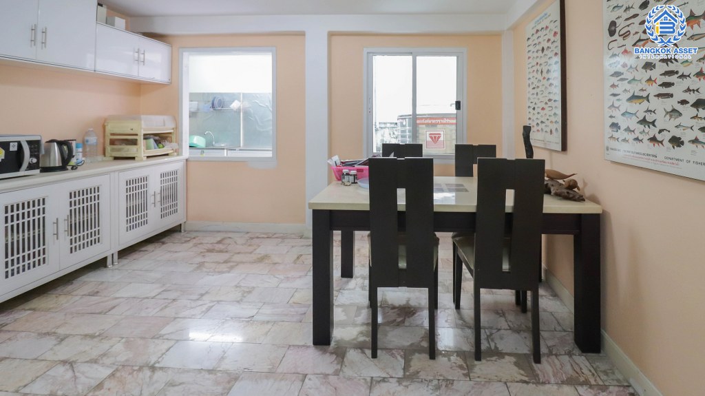 ทาวน์เฮ้าส์มือสองนนทบุรี 3 ชั้น ใกล้สนามบินดอนเมือง ม.เศรณี ดอนเมือง-สรงประภา ต่อเติมครัว โรงรถ พร้อมอยู่ เนื้อที่ 27.5 ตร.ว. ฟังก์ชั่น 4 ห้องนอน 3 ห้องน้ำ บนทำเลเดินทางสะดวก เชื่อมสู่ทางด่วนศรีสมาน และรถไฟฟ้าสายสีแดง...