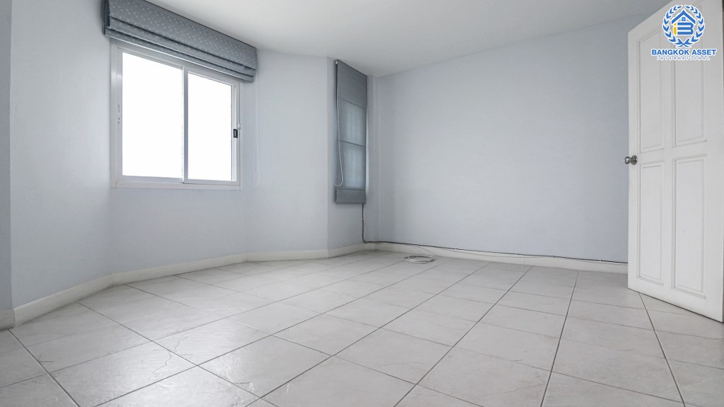 ทาวน์เฮ้าส์มือสองนนทบุรี 3 ชั้น ใกล้สนามบินดอนเมือง ม.เศรณี ดอนเมือง-สรงประภา ต่อเติมครัว โรงรถ พร้อมอยู่ เนื้อที่ 27.5 ตร.ว. ฟังก์ชั่น 4 ห้องนอน 3 ห้องน้ำ บนทำเลเดินทางสะดวก เชื่อมสู่ทางด่วนศรีสมาน และรถไฟฟ้าสายสีแดง...