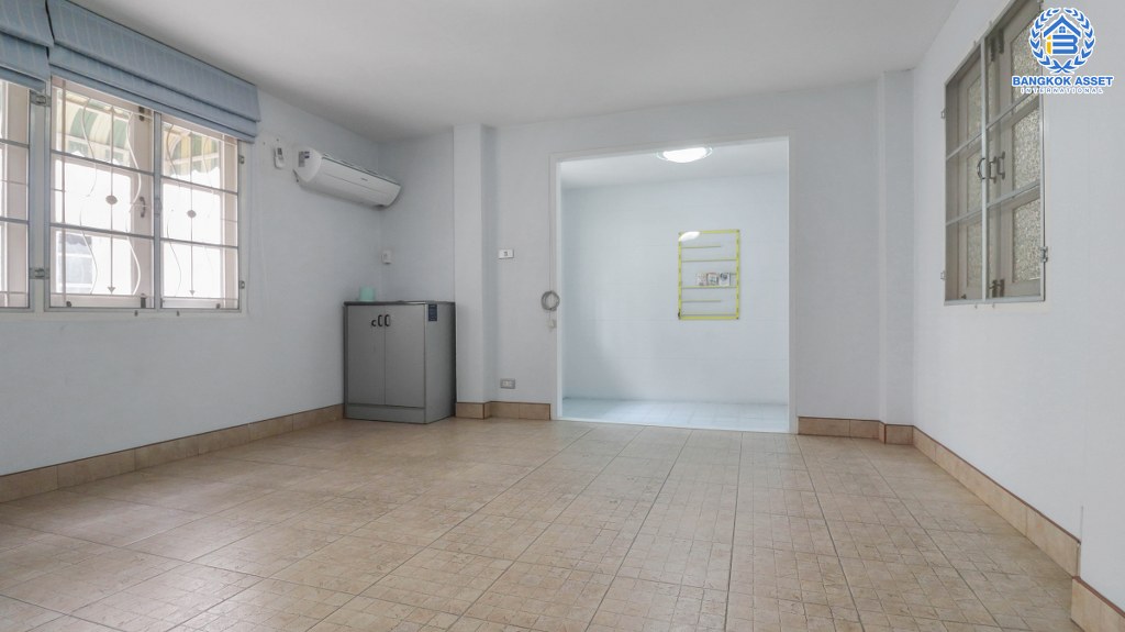 ทาวน์เฮ้าส์มือสองนนทบุรี 3 ชั้น ใกล้สนามบินดอนเมือง ม.เศรณี ดอนเมือง-สรงประภา ต่อเติมครัว โรงรถ พร้อมอยู่ เนื้อที่ 27.5 ตร.ว. ฟังก์ชั่น 4 ห้องนอน 3 ห้องน้ำ บนทำเลเดินทางสะดวก เชื่อมสู่ทางด่วนศรีสมาน และรถไฟฟ้าสายสีแดง...