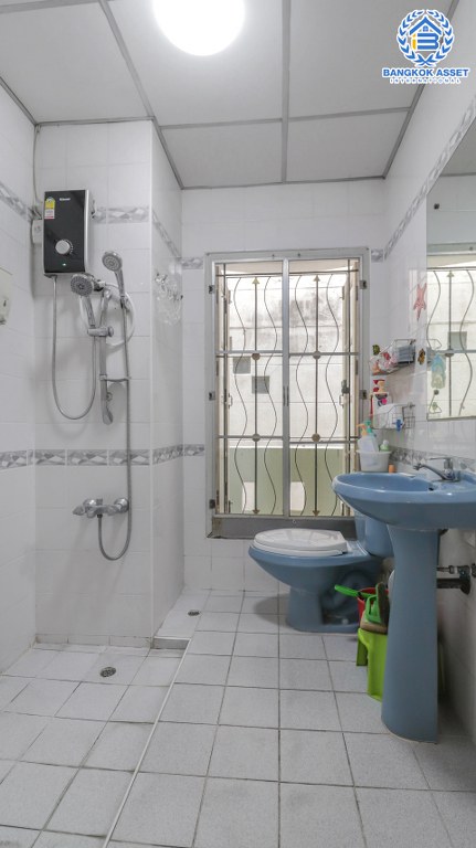 ทาวน์เฮ้าส์มือสองนนทบุรี 3 ชั้น ใกล้สนามบินดอนเมือง ม.เศรณี ดอนเมือง-สรงประภา ต่อเติมครัว โรงรถ พร้อมอยู่ เนื้อที่ 27.5 ตร.ว. ฟังก์ชั่น 4 ห้องนอน 3 ห้องน้ำ บนทำเลเดินทางสะดวก เชื่อมสู่ทางด่วนศรีสมาน และรถไฟฟ้าสายสีแดง...