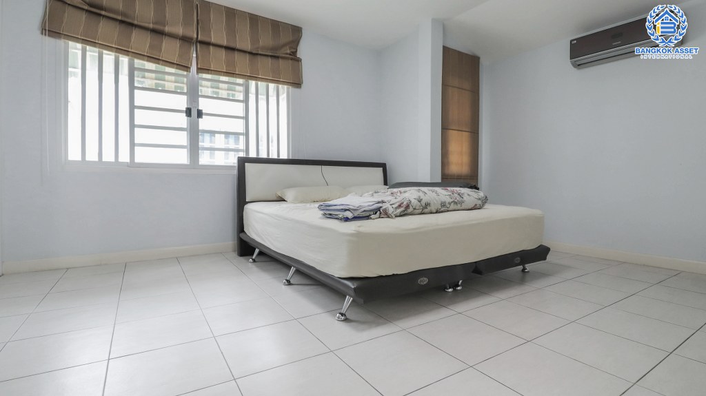 ทาวน์เฮ้าส์มือสองนนทบุรี 3 ชั้น ใกล้สนามบินดอนเมือง ม.เศรณี ดอนเมือง-สรงประภา ต่อเติมครัว โรงรถ พร้อมอยู่ เนื้อที่ 27.5 ตร.ว. ฟังก์ชั่น 4 ห้องนอน 3 ห้องน้ำ บนทำเลเดินทางสะดวก เชื่อมสู่ทางด่วนศรีสมาน และรถไฟฟ้าสายสีแดง...