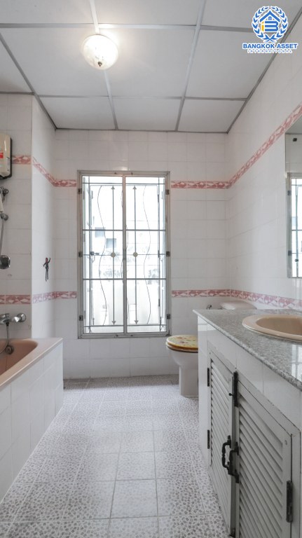 ทาวน์เฮ้าส์มือสองนนทบุรี 3 ชั้น ใกล้สนามบินดอนเมือง ม.เศรณี ดอนเมือง-สรงประภา ต่อเติมครัว โรงรถ พร้อมอยู่ เนื้อที่ 27.5 ตร.ว. ฟังก์ชั่น 4 ห้องนอน 3 ห้องน้ำ บนทำเลเดินทางสะดวก เชื่อมสู่ทางด่วนศรีสมาน และรถไฟฟ้าสายสีแดง...