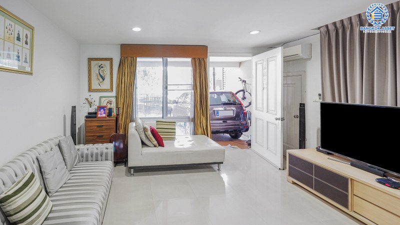 ทาวน์โฮมมือสองนนทบุรี 3 ชั้น ม.พลัสซิตี้พาร์ค สนามบินน้ำ ถนนเมน! เนื้อที่ 21.3 ตร.ว. ฟังก์ชั่นจัดเต็ม 3 ห้องนอน 3 ห้องน้ำ 2 ที่จอดรถ แถมแอร์ 4 เครื่อง, เครื่องทำน้ำอุ่น 2 เครื่อง + เครื่องดูดควัน 1 เครื่อง พร้อมบิ้วท์อินครัวเคาน์เตอร์ พร้อมอยู่ บนทำเลโซนเมือง ใกล้สถานที่ราชการหลายแห่ง และรถไฟฟ้าสถานี "แยกนนทบุรี1"...