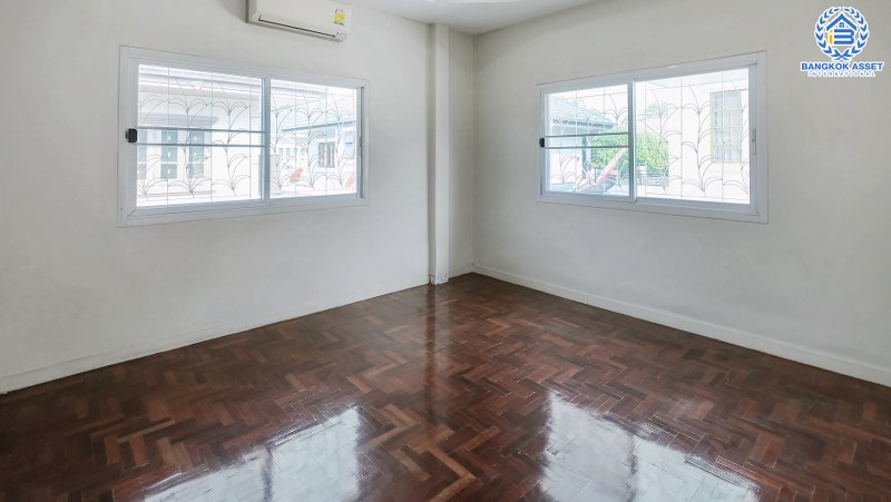 บ้านเดี่ยวมือสองนนทบุรี ใกล้รถไฟฟ้าบางรักน้อยท่าอิฐ ม.มณีรินทร์ รัตนาธิเบศร์ หลังใหญ่ เนื้อที่ 63 ตร.ว. ฟังก์ชั่น 5 ห้องนอน พร้อมเฟอร์ฯบิ้วท์อิน บนทำเลดีที่สุด! ใกล้ทางด่วนงามวงศ์วาน ราคาพิเศษสุด!...