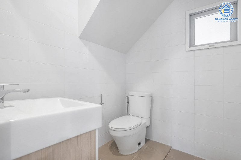 บ้านมือสองตกแต่งใหม่ ม.เพอร์เฟคเพลส3 ราชพฤกษ์ คุณภาพแบรนด์ Property Perfect เนื้อที่ 50.7 ตร.ว.  บ้านพร้อมอยู่  ฟังก์ชั่น 3 ห้องนอน 3 ห้องน้ำ 2 ที่จอดรถ บนทำเลติดถนนราชพฤกษ์ ใกล้วงเวียนพระราม5 และรถไฟฟ้า "สถานีบางรักน้อยท่าอิฐ"...