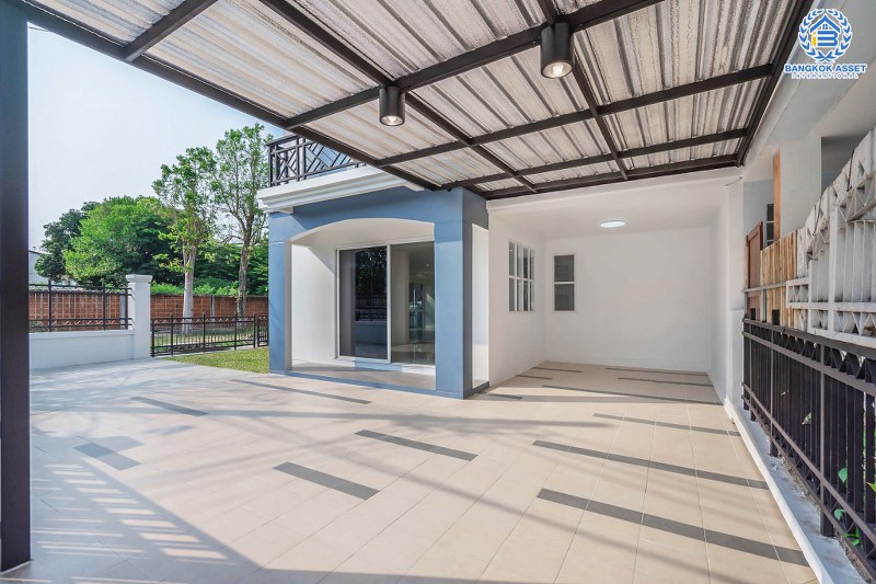 บ้านมือสองตกแต่งใหม่ หลังใหญ่พร้อมอยู่ แปลงมุม ถนนเมน ม.บุศรินทร์ วงแหวน (บ้านกล้วย-ไทรน้อย) คุณภาพแบรนด์ L&H เนื้อที่ 45.1 ตร.ว. ฟังก์ชั่นครบ 3 ห้องนอน 2 ห้องน้ำ ตอบโจทย์ทุกการอยู่อาศัย บนทำเลคุณภาพ! ใกล้เซ็นทรัลเวสต์เกต และ รถไฟฟ้า "สถานีคลองบางไผ่"