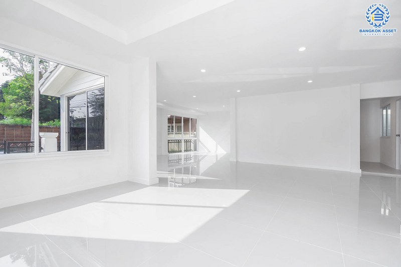 บ้านมือสองตกแต่งใหม่ หลังใหญ่พร้อมอยู่ แปลงมุม ถนนเมน ม.บุศรินทร์ วงแหวน (บ้านกล้วย-ไทรน้อย) คุณภาพแบรนด์ L&H เนื้อที่ 45.1 ตร.ว. ฟังก์ชั่นครบ 3 ห้องนอน 2 ห้องน้ำ ตอบโจทย์ทุกการอยู่อาศัย บนทำเลคุณภาพ! ใกล้เซ็นทรัลเวสต์เกต และ รถไฟฟ้า "สถานีคลองบางไผ่"