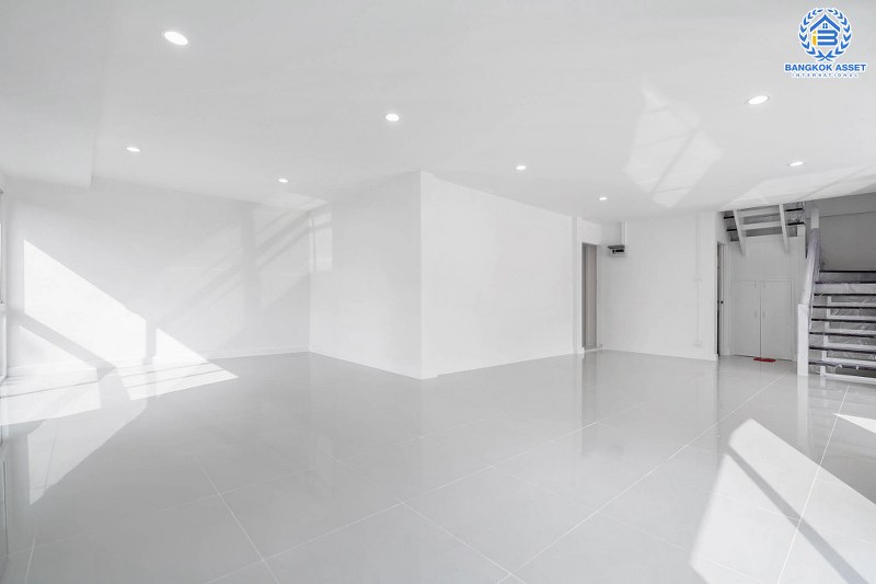 บ้านมือสองตกแต่งใหม่ หลังใหญ่พร้อมอยู่ แปลงมุม ถนนเมน ม.บุศรินทร์ วงแหวน (บ้านกล้วย-ไทรน้อย) คุณภาพแบรนด์ L&H เนื้อที่ 45.1 ตร.ว. ฟังก์ชั่นครบ 3 ห้องนอน 2 ห้องน้ำ ตอบโจทย์ทุกการอยู่อาศัย บนทำเลคุณภาพ! ใกล้เซ็นทรัลเวสต์เกต และ รถไฟฟ้า "สถานีคลองบางไผ่"