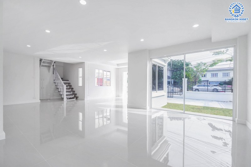 บ้านมือสองตกแต่งใหม่ หลังใหญ่พร้อมอยู่ แปลงมุม ถนนเมน ม.บุศรินทร์ วงแหวน (บ้านกล้วย-ไทรน้อย) คุณภาพแบรนด์ L&H เนื้อที่ 45.1 ตร.ว. ฟังก์ชั่นครบ 3 ห้องนอน 2 ห้องน้ำ ตอบโจทย์ทุกการอยู่อาศัย บนทำเลคุณภาพ! ใกล้เซ็นทรัลเวสต์เกต และ รถไฟฟ้า "สถานีคลองบางไผ่"