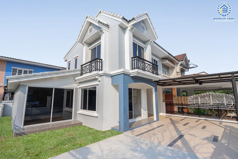 บ้านมือสองตกแต่งใหม่ หลังใหญ่พร้อมอยู่ แปลงมุม ถนนเมน ม.บุศรินทร์ วงแหวน (บ้านกล้วย-ไทรน้อย) คุณภาพแบรนด์ L&H เนื้อที่ 45.1 ตร.ว. ฟังก์ชั่นครบ 3 ห้องนอน 2 ห้องน้ำ ตอบโจทย์ทุกการอยู่อาศัย บนทำเลคุณภาพ! ใกล้เซ็นทรัลเวสต์เกต และ รถไฟฟ้า "สถานีคลองบางไผ่"