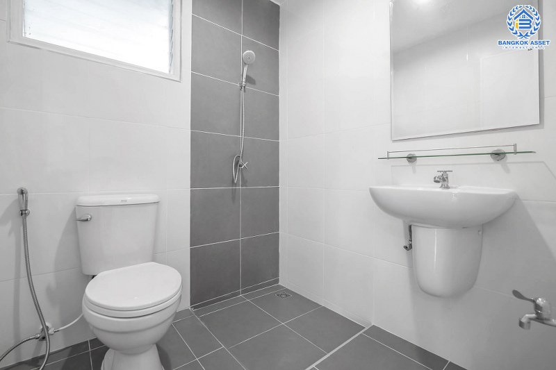 บ้านมือสองตกแต่งใหม่ หลังใหญ่พร้อมอยู่ แปลงมุม ถนนเมน ม.บุศรินทร์ วงแหวน (บ้านกล้วย-ไทรน้อย) คุณภาพแบรนด์ L&H เนื้อที่ 45.1 ตร.ว. ฟังก์ชั่นครบ 3 ห้องนอน 2 ห้องน้ำ ตอบโจทย์ทุกการอยู่อาศัย บนทำเลคุณภาพ! ใกล้เซ็นทรัลเวสต์เกต และ รถไฟฟ้า "สถานีคลองบางไผ่"