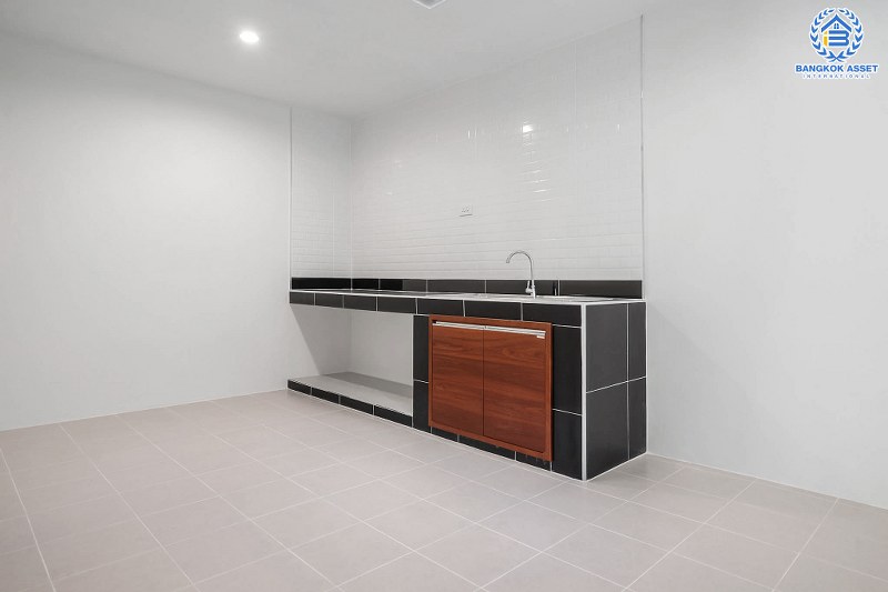 บ้านมือสองตกแต่งใหม่ หลังใหญ่พร้อมอยู่ แปลงมุม ถนนเมน ม.บุศรินทร์ วงแหวน (บ้านกล้วย-ไทรน้อย) คุณภาพแบรนด์ L&H เนื้อที่ 45.1 ตร.ว. ฟังก์ชั่นครบ 3 ห้องนอน 2 ห้องน้ำ ตอบโจทย์ทุกการอยู่อาศัย บนทำเลคุณภาพ! ใกล้เซ็นทรัลเวสต์เกต และ รถไฟฟ้า "สถานีคลองบางไผ่"