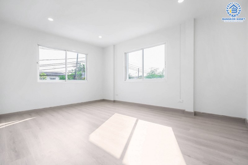 บ้านมือสองตกแต่งใหม่ หลังใหญ่พร้อมอยู่ แปลงมุม ถนนเมน ม.บุศรินทร์ วงแหวน (บ้านกล้วย-ไทรน้อย) คุณภาพแบรนด์ L&H เนื้อที่ 45.1 ตร.ว. ฟังก์ชั่นครบ 3 ห้องนอน 2 ห้องน้ำ ตอบโจทย์ทุกการอยู่อาศัย บนทำเลคุณภาพ! ใกล้เซ็นทรัลเวสต์เกต และ รถไฟฟ้า "สถานีคลองบางไผ่"