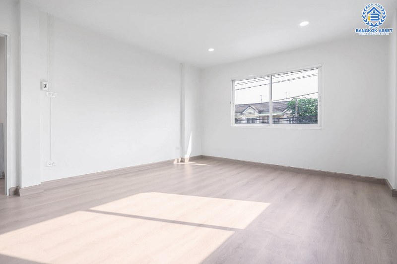 บ้านมือสองตกแต่งใหม่ หลังใหญ่พร้อมอยู่ แปลงมุม ถนนเมน ม.บุศรินทร์ วงแหวน (บ้านกล้วย-ไทรน้อย) คุณภาพแบรนด์ L&H เนื้อที่ 45.1 ตร.ว. ฟังก์ชั่นครบ 3 ห้องนอน 2 ห้องน้ำ ตอบโจทย์ทุกการอยู่อาศัย บนทำเลคุณภาพ! ใกล้เซ็นทรัลเวสต์เกต และ รถไฟฟ้า "สถานีคลองบางไผ่"