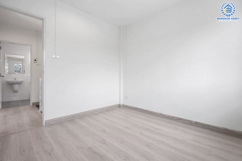 บ้านมือสองตกแต่งใหม่ หลังใหญ่พร้อมอยู่ แปลงมุม ถนนเมน ม.บุศรินทร์ วงแหวน (บ้านกล้วย-ไทรน้อย) คุณภาพแบรนด์ L&H เนื้อที่ 45.1 ตร.ว. ฟังก์ชั่นครบ 3 ห้องนอน 2 ห้องน้ำ ตอบโจทย์ทุกการอยู่อาศัย บนทำเลคุณภาพ! ใกล้เซ็นทรัลเวสต์เกต และ รถไฟฟ้า "สถานีคลองบางไผ่"