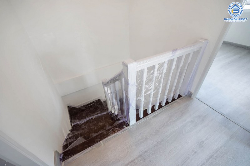 บ้านมือสองตกแต่งใหม่ หลังใหญ่พร้อมอยู่ แปลงมุม ถนนเมน ม.บุศรินทร์ วงแหวน (บ้านกล้วย-ไทรน้อย) คุณภาพแบรนด์ L&H เนื้อที่ 45.1 ตร.ว. ฟังก์ชั่นครบ 3 ห้องนอน 2 ห้องน้ำ ตอบโจทย์ทุกการอยู่อาศัย บนทำเลคุณภาพ! ใกล้เซ็นทรัลเวสต์เกต และ รถไฟฟ้า "สถานีคลองบางไผ่"