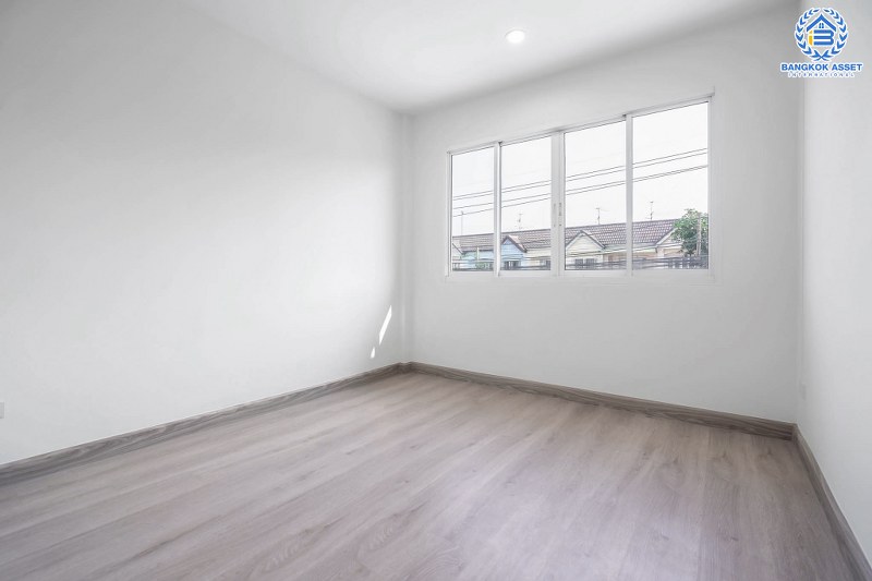 บ้านมือสองตกแต่งใหม่ หลังใหญ่พร้อมอยู่ แปลงมุม ถนนเมน ม.บุศรินทร์ วงแหวน (บ้านกล้วย-ไทรน้อย) คุณภาพแบรนด์ L&H เนื้อที่ 45.1 ตร.ว. ฟังก์ชั่นครบ 3 ห้องนอน 2 ห้องน้ำ ตอบโจทย์ทุกการอยู่อาศัย บนทำเลคุณภาพ! ใกล้เซ็นทรัลเวสต์เกต และ รถไฟฟ้า "สถานีคลองบางไผ่"