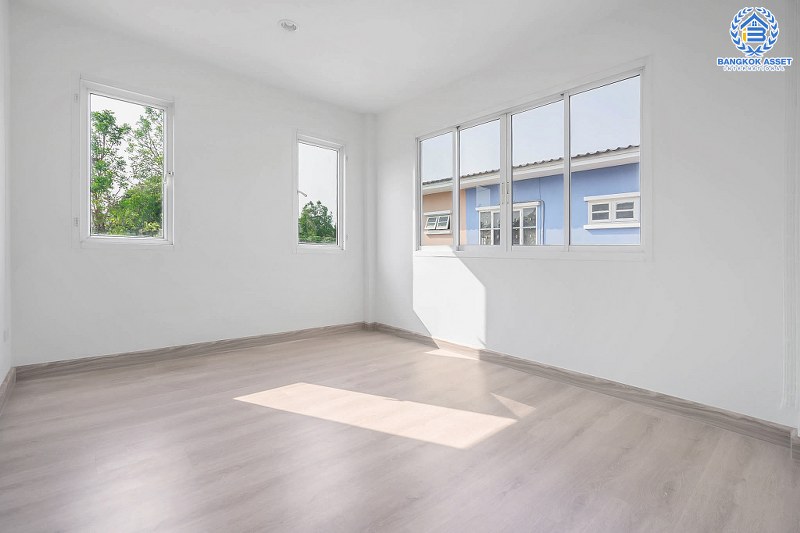 บ้านมือสองตกแต่งใหม่ หลังใหญ่พร้อมอยู่ แปลงมุม ถนนเมน ม.บุศรินทร์ วงแหวน (บ้านกล้วย-ไทรน้อย) คุณภาพแบรนด์ L&H เนื้อที่ 45.1 ตร.ว. ฟังก์ชั่นครบ 3 ห้องนอน 2 ห้องน้ำ ตอบโจทย์ทุกการอยู่อาศัย บนทำเลคุณภาพ! ใกล้เซ็นทรัลเวสต์เกต และ รถไฟฟ้า "สถานีคลองบางไผ่"