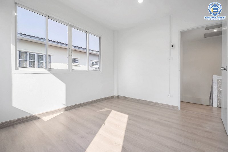 บ้านมือสองตกแต่งใหม่ หลังใหญ่พร้อมอยู่ แปลงมุม ถนนเมน ม.บุศรินทร์ วงแหวน (บ้านกล้วย-ไทรน้อย) คุณภาพแบรนด์ L&H เนื้อที่ 45.1 ตร.ว. ฟังก์ชั่นครบ 3 ห้องนอน 2 ห้องน้ำ ตอบโจทย์ทุกการอยู่อาศัย บนทำเลคุณภาพ! ใกล้เซ็นทรัลเวสต์เกต และ รถไฟฟ้า "สถานีคลองบางไผ่"