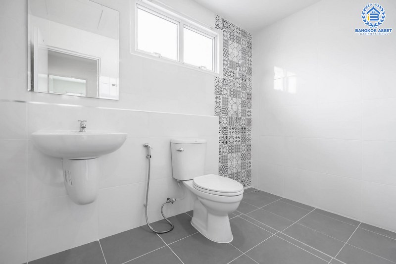 บ้านมือสองตกแต่งใหม่ หลังใหญ่พร้อมอยู่ แปลงมุม ถนนเมน ม.บุศรินทร์ วงแหวน (บ้านกล้วย-ไทรน้อย) คุณภาพแบรนด์ L&H เนื้อที่ 45.1 ตร.ว. ฟังก์ชั่นครบ 3 ห้องนอน 2 ห้องน้ำ ตอบโจทย์ทุกการอยู่อาศัย บนทำเลคุณภาพ! ใกล้เซ็นทรัลเวสต์เกต และ รถไฟฟ้า "สถานีคลองบางไผ่"