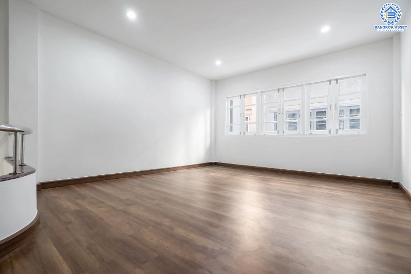 บ้านมือสองตกแต่งใหม่ คุณภาพแบรนด์ Property Perfect ม.นันทนาการ์เด้น แจ้งวัฒนะ ทาวน์โฮม 3 ชั้น พร้อมอยู่ กว้างขวางด้วยพื้นที่ใช้สอยกว่า 224 ตร.ม. ฟังก์ชั่น 3 ห้องนอน 3 ห้องน้ำ บนทำเลดีที่สุด! รองรับรถไฟฟ้าสายสีชมพู ใกล้กับจุดทางด่วน "ศรีรัช" และ "อุดรรัถยา" และเพียง 800 เมตร ถึงเซ็นทรัลแจ้งวัฒนะ