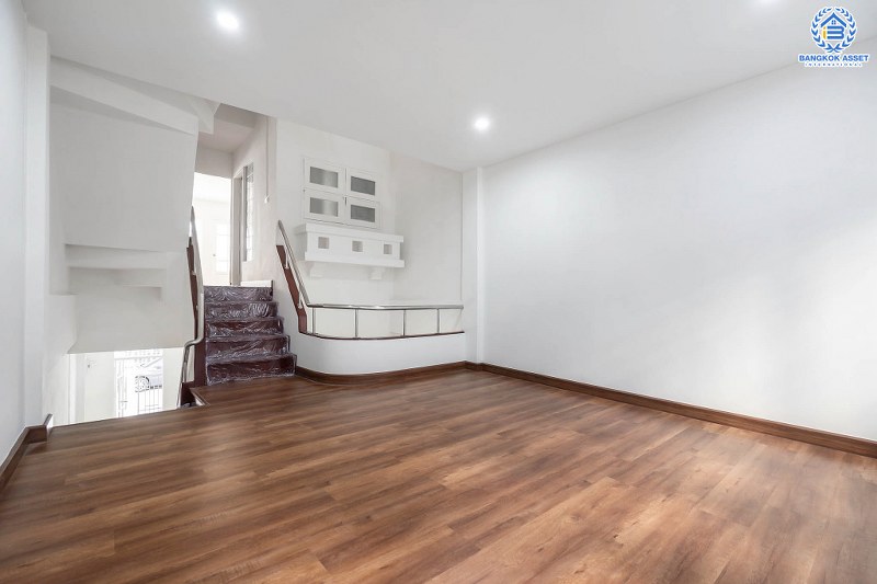 บ้านมือสองตกแต่งใหม่ คุณภาพแบรนด์ Property Perfect ม.นันทนาการ์เด้น แจ้งวัฒนะ ทาวน์โฮม 3 ชั้น พร้อมอยู่ กว้างขวางด้วยพื้นที่ใช้สอยกว่า 224 ตร.ม. ฟังก์ชั่น 3 ห้องนอน 3 ห้องน้ำ บนทำเลดีที่สุด! รองรับรถไฟฟ้าสายสีชมพู ใกล้กับจุดทางด่วน "ศรีรัช" และ "อุดรรัถยา" และเพียง 800 เมตร ถึงเซ็นทรัลแจ้งวัฒนะ