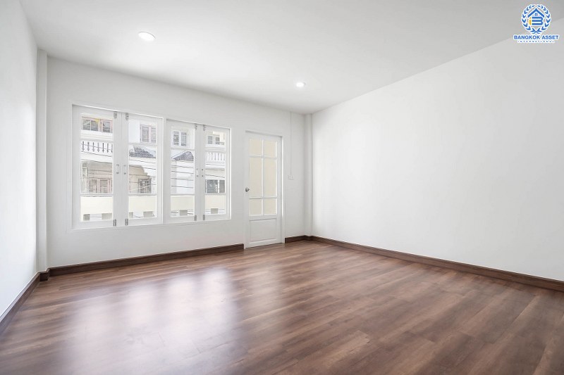 บ้านมือสองตกแต่งใหม่ คุณภาพแบรนด์ Property Perfect ม.นันทนาการ์เด้น แจ้งวัฒนะ ทาวน์โฮม 3 ชั้น พร้อมอยู่ กว้างขวางด้วยพื้นที่ใช้สอยกว่า 224 ตร.ม. ฟังก์ชั่น 3 ห้องนอน 3 ห้องน้ำ บนทำเลดีที่สุด! รองรับรถไฟฟ้าสายสีชมพู ใกล้กับจุดทางด่วน "ศรีรัช" และ "อุดรรัถยา" และเพียง 800 เมตร ถึงเซ็นทรัลแจ้งวัฒนะ