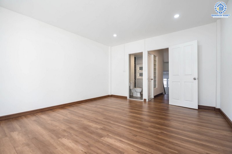 บ้านมือสองตกแต่งใหม่ คุณภาพแบรนด์ Property Perfect ม.นันทนาการ์เด้น แจ้งวัฒนะ ทาวน์โฮม 3 ชั้น พร้อมอยู่ กว้างขวางด้วยพื้นที่ใช้สอยกว่า 224 ตร.ม. ฟังก์ชั่น 3 ห้องนอน 3 ห้องน้ำ บนทำเลดีที่สุด! รองรับรถไฟฟ้าสายสีชมพู ใกล้กับจุดทางด่วน "ศรีรัช" และ "อุดรรัถยา" และเพียง 800 เมตร ถึงเซ็นทรัลแจ้งวัฒนะ