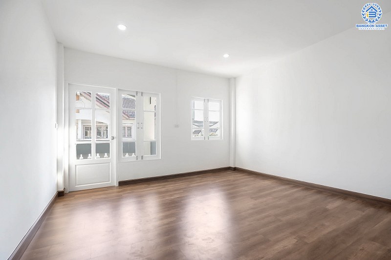 บ้านมือสองตกแต่งใหม่ คุณภาพแบรนด์ Property Perfect ม.นันทนาการ์เด้น แจ้งวัฒนะ ทาวน์โฮม 3 ชั้น พร้อมอยู่ กว้างขวางด้วยพื้นที่ใช้สอยกว่า 224 ตร.ม. ฟังก์ชั่น 3 ห้องนอน 3 ห้องน้ำ บนทำเลดีที่สุด! รองรับรถไฟฟ้าสายสีชมพู ใกล้กับจุดทางด่วน "ศรีรัช" และ "อุดรรัถยา" และเพียง 800 เมตร ถึงเซ็นทรัลแจ้งวัฒนะ