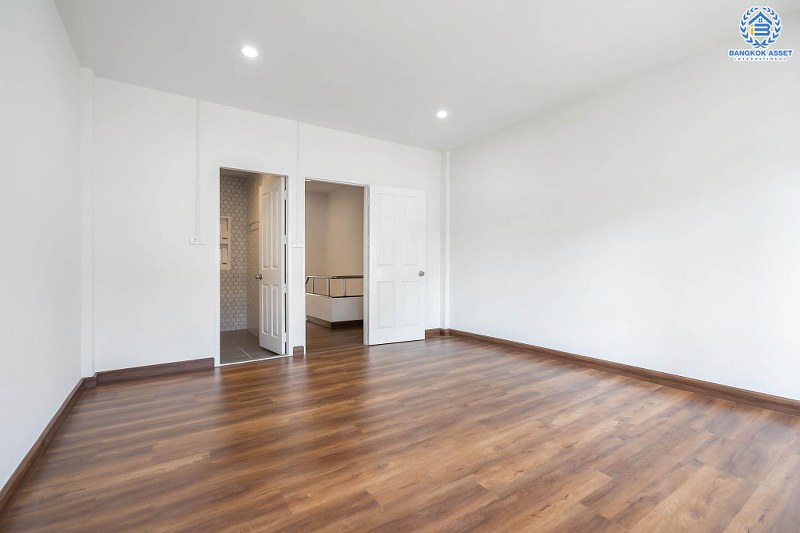 บ้านมือสองตกแต่งใหม่ คุณภาพแบรนด์ Property Perfect ม.นันทนาการ์เด้น แจ้งวัฒนะ ทาวน์โฮม 3 ชั้น พร้อมอยู่ กว้างขวางด้วยพื้นที่ใช้สอยกว่า 224 ตร.ม. ฟังก์ชั่น 3 ห้องนอน 3 ห้องน้ำ บนทำเลดีที่สุด! รองรับรถไฟฟ้าสายสีชมพู ใกล้กับจุดทางด่วน "ศรีรัช" และ "อุดรรัถยา" และเพียง 800 เมตร ถึงเซ็นทรัลแจ้งวัฒนะ