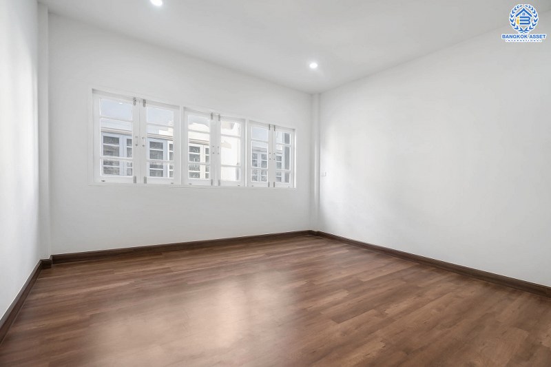 บ้านมือสองตกแต่งใหม่ คุณภาพแบรนด์ Property Perfect ม.นันทนาการ์เด้น แจ้งวัฒนะ ทาวน์โฮม 3 ชั้น พร้อมอยู่ กว้างขวางด้วยพื้นที่ใช้สอยกว่า 224 ตร.ม. ฟังก์ชั่น 3 ห้องนอน 3 ห้องน้ำ บนทำเลดีที่สุด! รองรับรถไฟฟ้าสายสีชมพู ใกล้กับจุดทางด่วน "ศรีรัช" และ "อุดรรัถยา" และเพียง 800 เมตร ถึงเซ็นทรัลแจ้งวัฒนะ